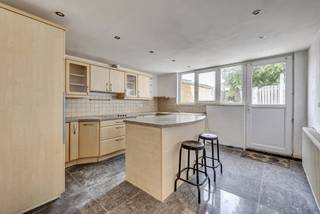 <p>Voor meer info of een bezoek, bel 053 59 49 32 - Deze instapklare woning, gelegen in een rustige straat, biedt tal van mogelijkheden en is perfect voor jonge gezinnen of koppels die hun eerste stap op de vastgoedmarkt zetten. Op het gelijkvloers vind je een gezellige leefruimte die naadloos overgaat in de eetkamer en de open keuken, gevolgd door een ruime badkamer. De eerste verdieping telt <strong>twee volwaardige slaapkamers</strong>, een apart toilet en een zonnig dakterras, vanwaar je ook toegang hebt tot de zolder. Deze <strong>zolderruimte </strong>biedt het potentieel om na afwerking <strong>twee extra kamers te creëren</strong>, wat deze woning nog aantrekkelijker maakt voor wie op zoek is naar extra ruimte. Tot slot is er <strong>een knusse tuin aanwezig</strong>, de ideale plek om te ontspannen na een drukke dag.<strong> </strong>Rustige ligging met goede bereikbaarheid -<strong> Dak volledig vernieuwd (zowel het plat dak als het zadeldak)</strong> - Zonnig terras en tuin - Uitbreidingsmogelijkheden op zolder - Ideale starterswoning</p>
<p>*De afwerking van het plafond in de badkamer wordt nog voorzien door de eigenaar.</p>