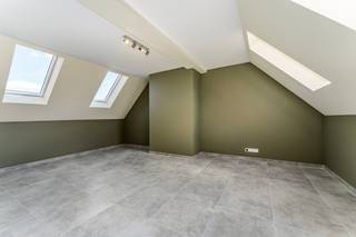 <p><strong>Licht, charme en een prachtig open uitzicht in Brakel!</strong></p><p>Ontdek dit stijlvolle duplex villa-appartement in een hedendaagse nieuwbouwresidentie aan de Herreweg in Brakel. Met een bewoonbare oppervlakte van ca. 85 m² geniet je hier van modern wooncomfort, een sfeervolle inrichting en een heerlijk vrij uitzicht over de omliggende velden.</p><p>De lichtrijke leefruimte met mooie plafondhoogtes, talrijke dakramen en warme groene accenten straalt meteen gezelligheid uit. De volledig uitgeruste open keuken sluit naadloos aan op de leefruimte en geeft toegang tot het zonnige terras. Een heerlijke plek om buiten te ontbijten of tot rust te komen met zicht op het groen.</p><p>Verder beschikt de duplex over een ruime slaapkamer, een verzorgde badkamer met inloopdouche en praktische bergruimte.</p><p><strong>Ook energetisch heeft dit appartement heel wat te bieden:</strong> EPC-label A en vier individuele zonnepanelen dragen bij aan energiezuinig wonen.</p><p>De rustige, groene ligging vormt een extra troef, met het centrum van Brakel en dagelijkse voorzieningen binnen handbereik.</p><p><strong>Huurprijs:</strong> € 800/maand<br /><strong>Gemeenschappelijke kosten:</strong> € 120/maand<br /><strong>Autostaanplaats:</strong> € 50/maand (optioneel)</p><p>AI-gegenereerde interieurbeelden ter illustratie.</p><p><strong>Een ideale combinatie van licht, comfort en een prachtig groen uitzicht!</strong></p><p>Benieuwd? Contacteer Chiara voor een bezoek!</p>