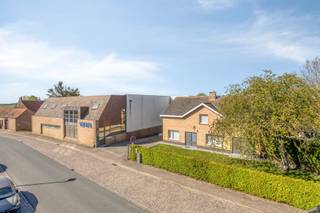 <p><strong>Bedrijfsgebouw met kantoren, magazijnen en woonst te koop in Avekapelle</strong></p>
<p>Op een strategische locatie in het centrum van Avekapelle, vlakbij de op- en afritten van de E40, bevindt zich dit veelzijdige en instapklare bedrijfsgebouw met ruime woonst op een perceel van 3.431 m².</p>
<h3><span><strong>Indeling</strong></span></h3>
<p><strong>Bedrijfsgebouw:</strong></p>
<ul>
<li>Moderne kantoren (± 200 m²) met strak en hedendaags design</li>
<li>Ruim magazijn (± 1.220 m²)</li>
<li>Opslagruimte vooraan met grote overspanning (± 350 m²)</li>
<li>Diepvriesmagazijn (± 255 m²)</li>
<li>Gekoeld magazijn (± 67 m²)</li>
<li>Logistieke laadkade voor efficiënte goederenbehandeling</li>
</ul>
<h3><span><strong>Afwerking</strong></span></h3>
<ul>
<li>Staalconstructie met isolerende sandwichpanelen</li>
<li>Gepolierde betonvloer</li>
<li>3 x 380 V elektriciteitsaansluiting</li>
<li>Algemene staat: instapklaar</li>
</ul>
<h3><span><strong>Bestemmingsmogelijkheden</strong></span></h3>
<ul>
<li>Gelegen volgens het gewestplan in woonzone met landelijk karakter</li>
</ul>
<h3><span><strong>Mobiliteit</strong></span></h3>
<ul>
<li>Vlotte verbinding met de E40</li>
<li>Nabij de N35 (Veurne – Diksmuide)</li>
<li>Zeer ruime parkeermogelijkheden</li>
</ul>
<h3><span><strong>Extra troef</strong></span></h3>
<ul>
<li>Aankoop via aandelenoverdracht mogelijk, met de bijhorende voordelen</li>
</ul>
<strong>Vrijstaande woning met een bewoonbare oppervlakte van ca. 300 m², gelegen op een perceel van 600 m²</strong>.<br /><br />De woning beschikt over een ruime inkomhal met gastentoilet en lavabo, een lichtrijke woonkamer en een volledig geïnstalleerde keuken. Verder zijn er vijf ruime slaapkamers en een badkamer.<br />Daarnaast is er een grote inpandige garage en een mooi aangelegde tuin, ideaal om tot rust te komen.<br /><br />Bent u op zoek naar een multifunctionele handelsruimte of kantoorruimte, neem dan voor meer inlichtingen of een bezoek op afspraak contact op met ALBERT B2B, Dominique Baes op 0498/12.82.20 of via dominique.baes@albert.immo<br /><br /><span>Bestuursmaatregelen in het maatregelenregister: nee</span>