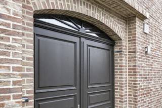 <p>Dit veelzijdige handelshuis met atelier en ruim magazijn is gelegen in het gezellige Meldert en biedt een uitzonderlijke combinatie van wonen en werken. Ideaal voor zelfstandigen of ondernemers die op zoek zijn naar ruimte, functionaliteit en comfort op één locatie.</p><p>Het pand is gelegen op een perceel van maar liefst 1.400 m² en beschikt over een totale bruikbare oppervlakte van ca. 436,5 m².<br />Extra troef van deze woning is dat er 34 zonnepanelen aanwezig zijn.</p><p>Gelijkvloers<br />Aan de straatzijde bevindt zich een polyvalente ruimte. Via de poort is er een vlotte toegang voor leveringen en materialen. De achterliggende binnenkoer geeft uit op een uitgestrekt magazijn.</p><p>Het woongedeelte op het gelijkvloers omvat een ruime inkomhal, een charmante en lichtrijke leefruimte, een volledig ingerichte keuken met ontbijthoek, een eerste badkamer met inloopdouche en lavabo, een apart toilet, een inpandige garage en een praktische kelder.</p><p>Eerste verdieping<br />Op de eerste verdieping bevinden zich vier volwaardige slaapkamers, een ruime nachthal met vaste trap naar de zolderverdieping en een tweede badkamer met ligbad, lavabo en toilet.</p><p>Zolderverdieping<br />De zolder biedt nog extra potentieel en kan ingericht worden als bijkomende slaapkamer, hobbyruimte of extra bergruimte.</p><p>Na ontvangst van de biedingen zal de verkoper beslissen of hij/zij de eigendom verkoopt aan het beste bod. De prijs is aldus niet bindend voor de verkoper.<br />Meer info op 053/70.23.67 of info@derick.be</p>