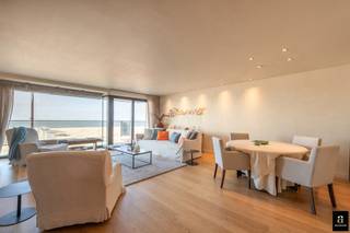 Magnifique appartement avec une vue panoramique sur la mer situé au Zoute tout près de la Place M'as-tu-vu. Composition: hall d'entrée avec vestiaire et toilette. Spacieux séjour lumineux avec accès à la terrasse et vue imprenable sur la mer et la plage. Cuisine équipée avec tous les appareils électroménagers. Débarras pratique. Chambre principale avec dressing et salle de bain attenante (double lavabo, toilettes et douche). Deuxième double chambre avec armoires encastrées. Les deux chambres donnent accès à la terrasse orientée sud à l'arrière. Salle de bain avec raccordement pour machine à laver et sèche-linge. 3ième chambre avec armoire encastrée et lavabo (possible double lit). Climatisation. Cave privative et local à vélos commun. Possibilité d'acheter 4 places de parking dans la résidence.