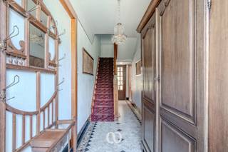 Deze statige villa uit het interbellum ademt de grandeur van weleer. Met haar typerende gevel, authentieke materialen en elegante lijnen is ze een toonbeeld van de Art Deco-stijl. De woning is opgenomen in het inventaris van het bouwkundig erfgoed, en dat merk je aan elk detail.<br /><br />INDELING<br /><br />Gelijkvloers:<br />Achter de charmante gevel schuilt een royale inkomhal die meteen indruk maakt. De woning beschikt over twee aparte leefruimtes, elk met authentieke elementen die perfect passen binnen het Art Deco-karakter. Wanneer je doorloopt kom je terecht in een lichtrijke uitbouw, van waaruit je geniet van een prachtig zicht op de uitgestrekte tuin. Een unieke plek die rust en privacy biedt.<br /><br />Kelder:<br />De woning is volledig onderkelderd. Ideaal voor wie nood heeft aan extra opbergruimte of een atelier, wijnkelder of hobbyruimte wil inrichten.<br /><br />Eerste verdieping:<br />Hier bevinden zich vier volwaardige slaapkamers en een badkamer. De hoge plafonds en ramen zorgen ook hier voor een ruimtelijk en licht gevoel.<br /><br />Zolder:<br />De vaste trap leidt je naar de zolderverdieping, die nog volledig kan ingericht worden. Deze ruimte biedt heel wat mogelijkheden: extra slaapkamers, een bureau, een creatieve ruimte...<br /><br />Villa Bertha is geen gewone woning. Het is een stuk erfgoed, een thuis met karakter, klaar voor een volgende bewoner die stijl en geschiedenis weet te waarderen.<br /><br />Benieuwd naar deze parel in het groene Zwalm? Neem contact op voor een exclusief bezoek.