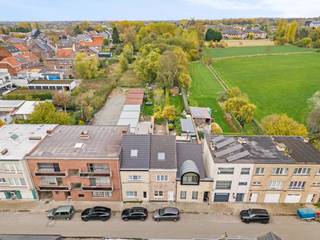 Cette maison entièrement rénovée en 2012 se trouve dans un quartier résidentiel paisible et convivial, à proximité immédiate des commerces, des transports en commun et des grands axes routiers. Grâce à ses nombreuses baies vitrées et à son puits de lumière, elle bénéficie d’une luminosité exceptionnelle et d’un confort moderne.<br /><br />Disposition :<br />Au rez-de-chaussée, vous trouverez un hall d’entrée, un bureau, un séjour lumineux, une buanderie, une salle de bain et une cuisine ouverte entièrement équipée donnant accès au jardin agréable.<br /><br />Au premier étage se trouvent deux grandes chambres. Un escalier fixe mène au deuxième étage, où se trouve une troisième chambre spacieuse avec salle de bain privative.<br /><br />Atouts :<br /><br />-Label énergétique B<br />-Rénovation complète en 2012<br />-Séjour lumineux<br />-Quartier calme et agréable<br />-Jardin facile d’entretien<br /><br />Cette maison est idéale pour ceux qui recherchent espace, confort et tranquillité, tout en restant proches de toutes les commodités.<br /><br />En résumé : une maison prête à emménager à Alost — votre futur coup de cœur !<br /><br />Pour plus d’informations ou une visite, prenez rendez-vous sur www.woonvast.be<br /> ou contactez Morgane au 0498 60 61 75 ou via morgane@woonvast.be<br />.