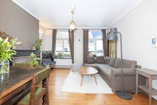 Entre l’énergie du piétonnier de la Chaussée d’Ixelles et l’ambiance ultra recherchée de la Place Saint-Boniface, découvrez un appartement qui a tout compris à l’art de vivre ixellois.<br /><br />Installé au 4ᵉ étage d’un élégant immeuble de style éclectique, ce bel appartement lumineux de ±81 m² combine charme de l’ancien et confort actuel. Dès l’entrée, l’atmosphère chaleureuse opère : séjour agréable sur plancher, baigné de lumière, ouvert sur une cuisine super équipée pensée pour le quotidien comme pour recevoir.<br /><br />Côté nuit, une grande chambre à l’arrière garantit calme et intimité, loin de l’animation du quartier. La salle de bains, confortable et fonctionnelle, complète harmonieusement l’ensemble.<br /><br />Atouts supplémentaires : grande cave, électricité conforme, chaudière individuelle au gaz — un bien sans mauvaises surprises.<br /><br />Actuellement loué 900 €/mois (bail 9 ans en cours depuis avril 2021), il représente aussi une opportunité d’investissement solide dans l’un des quartiers les plus vivants et prisés de Bruxelles - Possibilité occup. personnelle moyennant renon 6 mois à donner au locataire à l'acte. Charges : ± 30€/mois. PEB G.<br /><br />Un appartement de caractère, une localisation exceptionnelle, un vrai coup de cœur ! Cachet bruxellois &amp; adresse coup de cœur ! <br />
<p><u>4<sup>e</sup> étage</u> : Appt "A4" (Quotités : 136/100èmes)</p>
<ul>
<li>Hall d’entrée avec vestiaire</li>
<li>Toilettes</li>
<li>Living de ±20m² sur plancher</li>
<li>Cuisine super équipée de ±8m²</li>
<li>Chambre arrière de ±20m²</li>
<li>Salle de bains (baignoire, 2 lavabos, coin lave-linge et chaufferie)</li>
</ul>
<p><u>Sous-sol</u> : Cave C4</p>