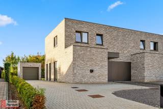 Op zoek naar een stijlvolle, lichtrijke en uiterst energiezuinige woning? Deze recent gebouwde halfopen bebouwing combineert strakke architectuur met een hoogwaardige afwerking en optimaal wooncomfort. <br /><br /><u><strong>Indeling:</strong></u><br /><br /><strong><u>Gelijkvloers:</u></strong> inkomhal, apart toilet, leefruimte, eetkamer, keuken, berging<br /><u><strong>1e verdieping:</strong></u> nachthal, apart toilet, badkamer, 3 slaapkamers<br /><u><strong>exterieur:</strong></u> terras, omheinde tuin, garage<br /><br />Is jouw interesse gewekt?<br />'Stel je kandidaat' <br /><br />Neem contact op met verhuur@immopersyn.be of 013 44 40 08 voor een afspraak.<br />