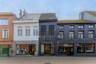 Immo Pické biedt U dit uiterst gunstig gelegen handelswoning aan in het centrum van Halle.<br />Deze te renoveren handelswoning biedt verschillende mogelijkheden, geniet van een vlotte bereikbaarheid, centrale ligging en veel passage van voorbijgangers.<br />Op de gelijkvloerse verdieping bevindt zich de commerciële ruimte dat enerzijds toegang biedt tot een kelder en de eerste verdieping. <br />De eerste verdieping bestaat uit een 2 extra ruimtes en een toilet. Op de tweede verdieping vinden we een inrichtbare zolder.