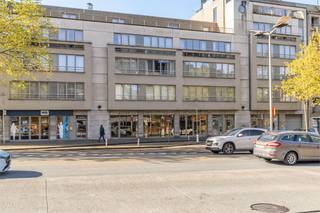 IDEALIS VASTGOED – Extra ruim handelspand (+-500m²!!!) met tal van mogelijkheden op een extra centrale, commerciële zichtlocatie te midden van...