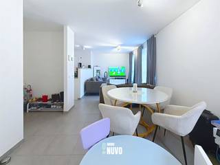 <p><span>Appartement op het eerste verdiep met 2 slaapkamers en 2 terrassen  </span><span><br /><br />Het appartement is ingericht met een inkomhal, grote lichtrijke living, ingerichte keuken, berging, badkamer met douche, apart toilet, 2 slaapkamers en een dubbel terras (aan living en aan kamer). <br /><br />Centraal gelegen aan het station van Denderleeuw, nabij scholen, winkels en openbaar vervoer. <br />Het gebouw is recent en beschikt over een lift.  <br /><br />Huurprijs: €820 per maand + verplicht bij te huren staanplaats: €65 per maand<br />Provisie voor gemeenschappelijke lasten: €75 per maand</span><span> </span><span><br />Individuele tellers voor water, gas en elektriciteit.<br /><br />Beschikbaar vanaf 1 april.<br /><br />Afspraken voor bezichtigingen kunnen enkel gemaakt worden via inschrijving via onze website <br />Telefonisch worden er geen afspraken ingepland.</span></p>