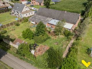 <p>Te Koop in Balen-Olmen – Uniek Vastgoed met Tal van Mogelijkheden!</p>
<p></p>
<p>📍 Locatie: Balen-Olmen</p>
<p>📐 Perceeloppervlakte: ca. 2.000 m²</p>
<p>🏡 Vraagprijs inclusief naastliggende bouwgrond</p>
<p></p>
<p>Bent u op zoek naar een uniek vastgoed met <em>karakter</em>, <em>ruimte</em> én <em>potentieel</em>? Dan is dit eigendom in Balen-Olmen precies wat u zoekt!</p>
<p></p>
<p>Op een prachtig perceel van maar liefst 2.000 m² bevindt zich een authentieke langgevelboerderij, klaar om nieuw leven ingeblazen te worden. De boerderij biedt renovatiemogelijkheden voor wie houdt van charme en landelijke stijl.</p>
<p></p>
<p>Maar ook voor projectontwikkelaars of bouwlustigen is dit een ware opportuniteit!</p>
<p>De brede straatkant van 52 meter biedt uitzonderlijke mogelijkheden:</p>
<p></p>
<p>✅ Inclusief naastliggende bouwgrond</p>
<p>✅ Mogelijkheid tot 3 bouwloten voor open bebouwing (mits afbraak van de bestaande woning)</p>
<p>✅ Gelegen in een rustige, landelijke omgeving met goede bereikbaarheid en nabijheid van voorzieningen</p>
<p></p>
<p>Of u nu droomt van een karaktervolle renovatie, een ruime woning met tuin, of een kleinschalig verkavelingsproject – deze eigendom heeft het allemaal.</p>
<p></p>
<p>🔑 Troeven op een rijtje:</p>
<ul>
<li>Groot perceel met veel straatbreedte</li>
<li>Authentieke langgevelboerderij</li>
<li>Renovatie- én verkavelingspotentieel</li>
<li>Inclusief naastliggende bouwgrond</li>
<li>Mogelijkheid tot 3 afzonderlijke bouwpercelen</li>
<li>Rustige ligging in het groene Balen-Olmen</li>
</ul>
<p></p>
<p>📞 Interesse? Neem vandaag nog contact op voor een bezichtiging of meer informatie.</p>
<p>Dit is een buitenkans die u niet wil missen!</p>