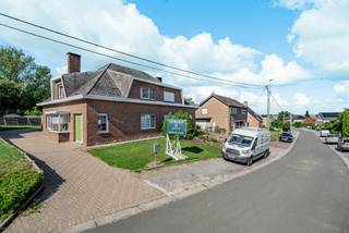 <p>Te koop: Verrassend ruime halfopen bebouwing met enorm veel potentieel!</p>
<p>​Bent u op zoek naar een woning met een sterke basis, veel ruimte en de kans om alles volledig naar eigen smaak in te richten? Deze karaktervolle halfopen bebouwing op een perceel van 4a 46ca biedt met een bewoonbare oppervlakte van 155 m² tal van mogelijkheden voor gezinnen, thuiswerkers of handige do-it-yourselfers!</p>
<p>​Indeling van de woning:</p>
<p>​Gelijkvloers: U komt binnen in een gezellige leefruimte waar het fijn vertoeven is. Aansluitend bevindt zich de praktische, kleine keuken en een douchekamer. Extra troef op de gelijkvloerse verdieping is de flexibele ruimte die perfect dienst kan doen als eerste slaapkamer of bureau/praktijkruimte. Tot slot beschikt de woning over een veranda en handige inpandige garage.</p>
<p>​Eerste verdieping: De bovenverdieping is verrassend ruim en telt maar liefst 3 volwaardige slaapkamers én een extra kamer die ideaal is als extra slaapkamer, dressing of thuiswerkplek.</p>
<p>​Troeven op een rij:</p>
<p>​Ruimte &amp; Flexibiliteit: Tot 5 mogelijke slaapkamers / bureauruimtes, ideaal voor een groot gezin of combinatie van wonen en werken.</p>
<p>​Perceel: Gelegen op een mooi perceel van 446 m² met fijne tuin/buitenruimte.</p>
<p>​Inpandige garage: Altijd comfortabel en droog parkeren of extra opbergruimte.</p>
<p>​Potentieel: De woning is aan renovatie toe, wat u de vrijheid geeft om hier uw absolute droomwoning van te maken.</p>
<p>​Laat deze kans niet liggen en ontdek zelf de vele mogelijkheden die dit pand te bieden heeft!</p>
<p>​Interesse? Neem vandaag nog contact met ons op voor een bezoek ter plaatse.<br />Bel ons op het nr 0478/ 75 69 85 of mail naar sylvio@immocente.be</p>