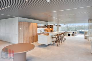 Bent u op zoek naar een unieke kantoorruimte op een<strong> toplocatie met onmiddellijke verbinding naar belangrijke snelwegen</strong>? Dan is deze kantoorruimte van 310 m² met 115 m² terras op de 4de verdieping van de innovatieve en <strong>hypermoderne bedrijvencampus 'O-Forty'</strong> precies wat u zoekt. Gelegen naast op- en afrit 9 Oostkamp én met visibiliteit langs de E40 biedt deze ruimte een uitstekende bereikbaarheid.<br /><br />De kantoren zijn casco+ afgewerkt met klimaatplafond en tapijttegels. U kunt ook gebruik maken van de gemeenschappelijke refter/ontspanningsruimte en extra vergadermogelijkheden (en seminarie ruimtes) in toren 'B'. <br /><br />Deze bedrijvencampus biedt nog vele andere voordelen, zoals een event space, coworking space, foodbar, fitness, padel, badgesysteem, pakjesmuur en ruime boven en ondergrondse parkeermogelijkheden. Onmiddellijk beschikbaar!<br /><br />Neem contact op met <strong>PANORAMA B2B</strong> voor bijkomende inlichtingen, plannen of een vrijblijvend plaatsbezoek via <strong>0479 70 70 73</strong>.