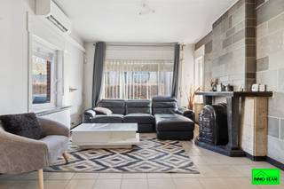 +++ Ijzerenwegstraat 11, 9473 Welle +++<br /><br />Ruime 3-gevelwoning met veel potentieel, rustig gelegen in een doodlopende straat in een groene omgeving te Welle. Deze woning combineert rust, ruimte en een goede bereikbaarheid. Dankzij de gunstige ligging geniet u van een vlotte verbinding richting Aalst en Brussel, terwijl het station zich in de nabije omgeving bevindt. Met een mobiscore van 8,0/10 woont u hier rustig en toch vlot bereikbaar.<br /><br />Bij het betreden van de woning komt u in de inkomhal die toegang geeft tot de verschillende leefruimtes. Aansluitend bevindt zich de eetkamer, die overgaat in de woonkamer en de keuken. Daarnaast beschikt de woning over een tweede, ruime leefruimte die reeds werd gerenoveerd en geniet van een aangenaam zicht op de tuin en veel lichtinval.<br /><br />Op het gelijkvloers bevindt zich ook een slaapkamer of gastenkamer met aansluitende badkamer, ideaal voor wie gelijkvloers wil wonen. Verder is er een praktische bergkelder.<br /><br />Op de eerste verdieping bevinden zich twee slaapkamers met een dressing of kinder-/bureauruimte.<br /><br />De zolder, bereikbaar via een vaste trap, werd ingericht als extra slaapkamer met eigen badkamer (douche en toilet), ideaal als master bedroom.<br /><br /><strong><em>Elektriciteit conform. Zonnepanelen, thuisbatterij en warmtepomp aanwezig.</em></strong><br /><br />Info of bezoek: 0478/05 90 69 – info@immoteam.be