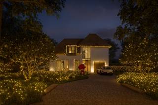 <p><strong>Exclusieve nieuwbouwvilla in groenrijk en rustig Schilde</strong></p>
<p>** TIJDELIJKE KERSTACTIE: DIT JAAR TEKENEN = BETALEN BIJ OPLEVERING **<br /><br />In een idyllische en groene woonwijk van Schilde wordt deze prachtige luxe nieuwbouwvilla gerealiseerd. <br />Hier geniet u van ultieme rust en privacy, terwijl u toch vlot toegang heeft tot alle voorzieningen.</p>
<p>De villa wordt gebouwd, op een perceel van ca. 3.421m2, met hoogwaardige materialen en een oog voor verfijnde afwerking. <br />De ruime, lichtrijke leefruimtes bieden een aangename woonbeleving en sluiten naadloos aan op de westelijk georiënteerde tuin en het terras, waar u tot in de late uurtjes van de zon kunt genieten.</p>
<p>Dankzij de doordachte indeling met 3 slaapkamers, 2 badkamers en een bureel op het gelijkvloers biedt deze villa tal van opportuniteiten.</p>
<p>Deze luxueuze rietenkapwoning staat voor een tijdloos design met modern wooncomfort. <br />Zo is er een warmtepomp voorzien en isolatie conform de huidige normering. <br />Hier bent u deze zeker van een energie-duurzame woning met label A!</p>
<p>Bovendien heeft u nog de mogelijkheid om de woning naar eigen smaak in te richten, zodat deze perfect aansluit bij uw woonwensen.</p>
<p>Bent u op zoek naar een exclusieve woonst in een groene, residentiële omgeving? <br />Contacteer LISTED voor meer informatie: +32 3 283 51 51.</p>