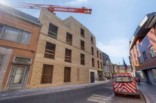 Tweekamerappartement gelegen op het derde verdiep met ruime zonnige terrassen aan de voor- en achterkant. <br /><br />Het appartement beschikt over een kwalitatief wooncomfort en is energiezuinig. Door elk appartement te voorzien van voldoende glaspartijen kan men genieten van veel lichtinval. <br />Dit appartement is ontworpen als een doorzonwoning. met een tweezijdig uitzicht: aan de ene kant de dynamiek van de stad en aan de andere kant het rustgevende groen van het stadspark.<br />Daarnaast wordt er veel belang gehecht aan zowel de thermische als akoestische isolatie, zo is het appartement voorzien van:<br />- een individuele warmtepomp met koelfunctie (airco) <br />- zonnepanelen<br />- driedubbele beglazing <br />De keuken en badkamer kunnen naar eigen wens bij een leverancier gekozen worden. De afwerking van het appartement is dus volledig op maat. <br />De aankoop van een garage/autostaanplaats is ook nog mogelijk!<br /><br />Kiezen voor Parkzicht III is kiezen voor een tijdloze architectuur én dit op wandelafstand van alle winkels, het stadspark en de Grote Markt van Poperinge.<br /><br />Contacteer Charlotte Druant op 0474969298 of mail naar charlotte.druant@dewaele.com voor meer informatie over deze residentie.
