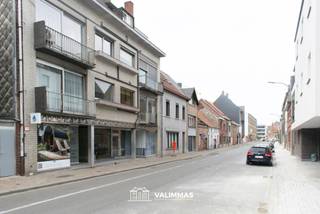 VALIMMAS verkoopt te Asse deze gelijkvloerse handelsruimte/appartement met mooi terras en twee grote kelders....
Handelsruimte vooraan (± 12m²) met aparte inkom, afzonderlijke inkomhal naar het achtergelegen appartement, toilet, living met een open ingerichte keuken, een ruim terras ± 24m²), een nachthal, een badkamer en drie kamers.
Tevens inbegrepen: twee grote kelders (± 31 en ± 12m²).
In verzorgde en goed onderhouden staat, het nodige comfort is reeds aanwezig... direct instapklaar.
Elektrische installatie reeds conform AREI (blanco keuringsattest).
Asbestveilig (blanco asbestattest dd 06/02/2023) !.
Commerciële ligging langsheen de uitvalsweg naar Ternat = uitstekende zichtbaarheid. Centrum Asse, met alle centrumfuncties (winkels, scholen, openbaar vervoer, …) binnen handbereik. Uitstekende Mobiscore = 8,9/10 !