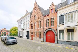 <p><span>GENT - Exclusieve eigendom nabij in het historisch centrum Gent</span></p><p><span> </span></p><p><span>De belangrijkste troeven in een notendop:</span></p><ul><li><span>Unieke opportuniteit met belangrijke architectuurhistorische waarde </span></li><li><span> Belangrijke 18e eeuwse interieur afwerkingen zoals trappen, schouwen, plafonds, binnendeuren,..</span></li><li><span>Site is gelegen in zone G2 (zone voor gemeenschapsuitrustingen en tuinstrook en binnenkern klasse 2)</span></li><li><span>Uitgerust met hoogwaardige brand- en inbraakbeveiliging</span></li><li><span>Toplocatie met sterke visibiliteit, veel passage en vlotte bereikbaarheid via belangrijke invalswegen</span></li><li><span>Volledig asbestvrij</span></li><li><span>Volledig gerestaureerd</span></li><li><span>Totale bebouwde vloeroppervlakte van 2000 m</span><span><sup>2</sup></span></li></ul><p><span> </span></p><p><span>Belangrijk</span></p><p><span>Volgens het BPA (Binnenstad- Tolhuis) heeft het gebouw geen woonfunctie </span></p><p><span>Het pand is geen beschermd monument en niet gelegen in een beschermd stadsgezicht, maar is wel opgenomen in de 'Inventaris van het bouwkundig erfgoed'</span></p><p><span>Het gebouw bestaat uit drie bouwlagen met een gedeelte onder een zadeldak en een gedeelte onder plat dak, beide delen verbonden met een glazen sas. </span></p><p><span>Voormalige inrichting als museum. </span></p><p><span>Grote binnenkoer en tuinzone van 293 m²</span></p><p><span> </span></p><p><span>Richtprijs: 2.600 000 euro</span></p><p><span>EPC: Niet-residentiële eenheid</span></p><p><span>Geen renovatieverplichting</span></p><p><span> </span></p><p><span>Ondernemen op strategische toplocatie in Gent? Contacteer Axel Lenaerts makelaars voor meer info via 09 245 24 24 of axel@axellenaerts.be</span></p>