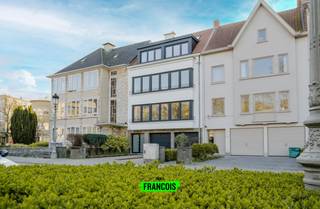 Op zoek naar een stijlvol en kwalitatief afgewerkt appartement waar comfort en ruimte centraal staan? Dit prachtig hernieuwbouwappartement op de tweede verdieping in de Prinsenlaan 47 biedt het allemaal.<br /><br />Zowel het appartement als het volledige gebouw werden grondig en met oog voor detail vernieuwd. Hierbij werd gekozen voor hoogwaardige materialen en een tijdloze afwerking, wat resulteert in een warme en moderne woonbeleving.<br /><br />Met een bewoonbare oppervlakte van maar liefst 118 m² geniet u van royale leefruimtes en een slimme indeling. De lichtrijke leefruimte sluit naadloos aan op het terras, waar u in alle rust kan genieten van een open zicht op de tennisvelden en het omliggende groen.<br /><br />De volledig uitgeruste keuken vormt het hart van het appartement en biedt alle comfort voor dagelijks gebruik. De stijlvolle parketvloeren versterken het gevoel van warmte en kwaliteit doorheen de hele woning.<br /><br />Het appartement beschikt over 2 volwaardige slaapkamers met de mogelijkheid tot een derde kamer, ideaal als bureau of hobbyruimte. Daarnaast is er een functionele en sfeervolle badkamer, een praktische dressing en een afzonderlijke berging.<br /><br />