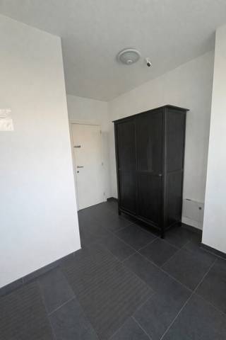 Dit opbrengsteigendom, gelegen op de Voskenslaan 392 in Gent, is een uitstekende investering met een solide rendement. Het gebouw verkeert in goede staat en is altijd goed onderhouden. Het bestaat uit vijf goed verhuurde studio’s, variërend van 15m² tot 32m².<br />De huurinkomsten van 4230,- euro per maand maken dit pand tot een aantrekkelijke bron van stabiele cashflow.<br />Het pand is vergund geacht en beschikt over conformiteitsattesten die geldig zijn tot 2029, met de optie om deze na afloop te verlengen. Dit biedt de koper een langdurige garantie dat alles in orde is, zonder verrassingen.<br /><br />Met een EPC C en een grondoppervlakte van 120m² biedt dit gebouw niet alleen een goede energieprestatie, maar ook een optimaal gebruik van de beschikbare ruimte. De droge kelder biedt bovendien extra opbergruimte, wat een waardevolle aanvulling is. Verder is het pand voorzien van één centrale elektriciteitsteller, die eveneens beschikt over een tussenteller voor elke studio. Daarnaast zijn er ook afzonderlijke tussentellers voor water en gas. Deze opstelling zorgt voor een nauwkeurige en efficiënte verdeling van de nutsvoorzieningen per unit, wat het beheer vereenvoudigt en zorgt voor transparante kostenafrekeningen.<br /><br />De vraagprijs van 1.290.000 euro maakt dit pand tot een bijzonder aantrekkelijke optie voor investeerders die op zoek zijn naar een goed renderend eigendom met betrouwbare huurinkomsten. De stabiele huurders, die altijd tijdig hun huur betalen, zorgen voor een voorspelbaar rendement. Dit gebouw biedt niet alleen sterke cashflow, maar ook de mogelijkheid om te profiteren van de groeiende vastgoedmarkt in Gent.<br /><br /><strong>Voor meer info en/of bezoek bel mij vandaag nog op 0472/50.08.58 - Mohamed <br />Vraagprijs: 1.290.000,- euro</strong>