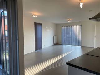 <p>Appartement gelegen Karperstraat 1 te 2800 Mechelen op de eerste verdieping.</p><p> </p><p>Indeling appartement:<br />Inkomhal met aparte wc en lavabo, living met open keuken (inox spoeltafel, ijskast, oven, keramische kookplaat met dampkap), slaapkamer, ingerichte badkamer (ligbad/ stortbad, lavabo in meubel, handdoekdroger, aansluitingen wasmachine), terras</p><br /><p>Bouwjaar: ±2018</p><p>Oppervlakte: ±70m²</p><p>EPC: 109kWh/(m²jaar)</p><p>Elektriciteit: Conform</p><p>Gemene fietsenstalling</p><p>Aanpalend: Elektrisch oplaadpunt</p><br /><p>Gunstig gelegen nabij centrum Mechelen, oprit E19 Mechelen Noord, scholen, winkels en warenhuizen, openbaar vervoer.<br /> </p>