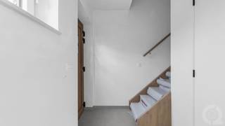 Prachtige landelijke en energiezuinige (E-peil: -3!) nieuwbouwwoning (HOB) op een perceel van 5A 50CA op een boogscheut van de jachthaven van het kanaal naar Beverlo in Leopoldsburg.<br /><br /><strong>Indeling</strong><br /><br /><span>Gelijkvloers<br /></span>+ Inkomhal met trap in rubberwood naar de bovenverdieping<br />+ Apart gastentoilet met handenwasser<br />+ Leefruimte bestaande uit zithoek en eethoek<br />+ Aangrenzende volledig geïnstalleerde (vaatwasser, keram. kookplaat, dampkap, combi-oven, koelkast) open keuken met keukeneiland met toogje met zicht en toegang tot de tuin<br />+ Berging / wasplaats<br /><br /><span>Verdieping 1</span><br />+ Nachthal met trap naar de zolderverdieping<br />+ Master bedroom met inloopdressingruimte<br />+ Slaapkamer 2<br />+ Badkamer met alle comfort (wc, inloopdouche, lavabomeubel met dubbele lavabo en spiegel met indirecte verlichting)<br /><br /><span>Zolderverdieping<br /></span>+ Nachthal<br />+ Slaapkamer 3 (in laatste faze van inrichting)<br />+ Slaapkamer 4 (in laatste faze van inrichting)<br /><br /><strong>Extra info</strong><br />+ Balansventilatie systeemtype D<br />+ Zonnepanelen installatie<br />+ CV op aardgas middels vloerverwarming<br />+ RW-recuperatiesysteem aanwezig (wc's en buitenkraan)<br />+ Elektrische installatie conform het AREI<br />+ E-peil: -3 --> zeer energiezuinig<br /><br /><strong>Prijsgegevens</strong><br />Grondaandeel bedraagt 128.935,00 € + verkooprechten: 12% = 144.407,20 €<br />Constructie-aandeel bedraagt 271.063,50 € + BTW: 21% = 327.986,80 €<br />Totaal: 472.394,00 € excl. aansluitingskost nutsvoorziening en riolering (6.032,00 €)<br /><br /><strong>Ligging</strong><br />Deze woning is gelegen in Leopoldsburg op een paar minuten van de jachthaven en het treinstation, alsook in de nabijheid van winkels, scholen en openbaar vervoer.