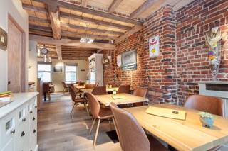 Local commercial avec logement central situé dans le centre de Lede. Au rez-de-chaussée, vous avez un local commercial utilisé pour l'exercice d'activités de restauration. En entrant dans le local commercial, vous arrivez dans la brasserie avec un comptoir entièrement équipé qui donne accès à la cuisine. Vous pouvez accéder à la cave par l'escalier dans la cuisine. Il y a également des toilettes séparées et une terrasse orientée sud à l'arrière qui peut être couverte par un auvent électronique. Vous avez accès à l'appartement privé par une entrée séparée. L'appartement se compose d'un grand salon avec cuisine ouverte, une chambre, une salle de bain avec baignoire et un débarras séparé. Actuellement, les deux parties sont louées séparément et les deux contrats de location peuvent être repris. Pour être clair, les locataires souhaitent poursuivre leur contrat si possible. En bref, cette propriété est un investissement locatif idéal ! Plus d'informations ou planifier une visite ? Contactez Kristof via kristof.de.clercq@albert.immo.