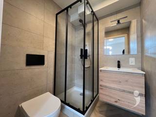 <p><span>Découvrez cette chambre d'étudiant moderne située dans la Vaartstraat, au cœur de Louvain. Le bâtiment a été entièrement rénové avec des matériaux durables et répond aux normes actuelles de confort et d'efficacité énergétique.</span></p><p><span> </span></p><p><span>La chambre est située au 1er étage et est équipée d'une pompe à chaleur air-air économe en énergie pour le chauffage en hiver et la climatisation en été. Elle est vendue entièrement meublée et dispose d'un sommier, d'un bureau avec chaise, d'une armoire encastrée, d'un rideau et d'un bloc petit-déjeuner pratique avec four à micro-ondes et réfrigérateur. En outre, la chambre dispose de sa propre salle de bains, ce qui garantit un confort et une intimité optimaux. Des toilettes communes se trouvent dans le hall.</span></p><p><span> </span></p><p><span>Le bâtiment dispose d'une cuisine commune entièrement équipée. Il y a également un jardin de ville agréable avec une terrasse, idéal pour se détendre.</span></p><p><span> </span></p><p><span>Grâce à sa situation centrale, les campus, les magasins et les restaurants sont accessibles à pied, ce qui en fait une base idéale pour les étudiants et un investissement intéressant.</span></p><p><span> </span></p><p><span>Les photos du site'proviennent de propriétés de référence et servent à illustrer le niveau de finition et l'atmosphère.</span></p><p><span> </span></p><p><span> </span></p><p><span>Intéressé(e) ? Contactez-nous au 016 15 31 15 ou à info@immolivit.be</span></p><p><span> </span></p>