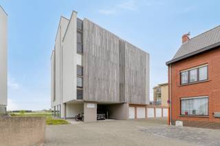 <span><span>Idyllisch gelegen langs de Handzamevaart, nabij de monding met de IJzer en op wandelafstand van de jachthaven van Diksmuide, bevindt zich dit <strong>verfijnde penthouse appartement</strong>,<strong> </strong>zich situerend<strong> </strong>op de vijfde verdieping van residentie 'Yserdycke Midden & Zuid'. Een uitzonderlijke ligging waar rust, water en natuur harmonieus samenvloeien met de nabijheid van het levendige stadscentrum.<br /><br />Dit <strong>architecturaal doordacht geheel</strong>, gerealiseerd door het gerenommeerde bureau <strong>Govaert & Vanhoutte</strong>, werd opgericht in <strong>2007</strong> en onderscheidt zich door zijn <strong>tijdloze vormgeving </strong>en<strong> hoogwaardige afwerking</strong>.<br />Dankzij de royale raampartijen, in <strong>tropisch hardhout</strong>, baadt de leefruimte in natuurlijk licht. Het creëert een gevoel van een naadloze overgang tussen de binnenruimte en het exterieur. Met een bewoonbare oppervlakte van 86 m², biedt het appartement u een elegante leefruimte met open keuken aansluitend op de <strong>twee terrassen, elk met een eigen oriëntatie</strong>, zodat u op elk moment van de dag kan genieten van zon en rust. De <strong>panoramische vergezichten</strong> zijn ronduit indrukwekkend en strekken zich uit over de polders van Beerst-Blote, de iconische IJzertoren en het charmante stadscentrum van Diksmuide.<br /><br />De indeling van de ruimtes is als volgt: inkom- en nachthal - lichtrijke leefruimte met open, volledig ingerichte keuken - praktische berging met wasruimte - apart gastentoilet - <strong>twee slaapkamers</strong>, waarvan één met ingemaakte kasten - badkamer uitgerust met dubbele lavabo en ligbad.<br /><br />De twee terrassen vormen een volwaardige verlenging van de leefruimte en bieden telkens een andere beleving van zon en uitzicht.<br /><br /><u>Enkele troeven:</u></span></span>
<ul>
<li><span><span>Uitmuntende locatie met prachtig zicht, nabij het stadscentrum van Diksmuide;</span></span></li>
<li><span><span>Energiezuinig karakter (<strong>energielabel </strong>B);</span></span></li>
<li><span><span>Gebruik van duurzame en kwalitatieve materialen;</span></span></li>
<li><strong><span><span>Mogelijkheid tot aankoop van de ondergrondse garage n°110 (prijs op aanvraag).</span></span></strong></li>
</ul>
<span><span> Dit penthouse belichaamt een zeldzame combinatie van architecturale klasse, wooncomfort en een unieke omgeving. Een uitgelezen kans voor wie op zoek is naar een exclusieve woonbeleving met adembenemende uitzichten.<br /><br />Contacteer ons voor een bezoek en ervaar zelf de charme en elegantie van dit uitzonderlijke aanbod. Bel Diksimmo op het nummer <strong>051 50 11 5</strong>1 of mail naar diksmuide@diksimmo.be.</span></span>