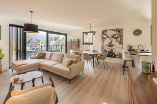 Op zoek naar een instapklaar appartement met veel licht en een ruim terras? Dit energiezuinig appartement op de tweede verdieping combineert comfort, ruimte en een centrale ligging nabij winkels, scholen en belangrijke invalswegen richting Antwerpen, Mechelen en Brussel.<br /><br />De lichtrijke leefruimte met grote raampartijen zorgt voor een aangenaam woongevoel en sluit naadloos aan op de open keuken. Deze moderne keuken is praktisch ingericht en afgewerkt met een stijlvol granieten werkblad en kwalitatieve toestellen.<br />Het ruime terras vormt een echte meerwaarde en verlengt de leefruimte naar buiten. Hier geniet u in alle rust van het buitenleven, met voldoende plaats voor een gezellige zithoek en eettafel.<br /><br />Dit 2 slaapkamer appartement beschikt over een volwaardige slaapkamer en een tweede kamer die perfect dienst kan doen als kinderkamer, bureau of dressing. De badkamer is uitgerust met een douche en dubbele wastafel in zwart porselein. Verder is er een apart gastentoilet en een ruime, praktische berging, ideaal voor extra opslag en wasvoorzieningen.<br /><br />Met een EPC-label A, vloerverwarming, isolerend dubbel glas en een energiezuinige installatie woont u hier bijzonder comfortabel én zuinig. Extra comfort wordt geboden door de aanwezige raamdecoratie en vliegenramen.<br />De elektriciteit is conform, wat dit appartement volledig instapklaar maakt.<br />Ideaal voor zowel eigen bewoning als investering.<br /><br />Een autostaanplaats is verplicht bij aan te kopen aan €25.000.<br /><br />Wacht niet te lang en plan vandaag nog uw bezoek.