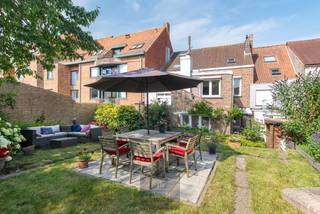 In de Kokstraat 14, midden in het historische hart van Nieuwpoort-Stad, bevindt zich deze karaktervolle en ruime stadswoning gelegen op een perceel van 272m². De ligging is een absolute troef: op wandelafstand van de gezellige kaai met haar sfeervolle restaurants, diverse viswinkels, de tramhalte en het levendige marktplein. Hier geniet u dagelijks van de charme en het comfort van het stadsleven.<br />Een bijzonder pluspunt van deze woning is de verrassend gezellige, ruime en groene stadstuin, waar u in alle rust kunt ontspannen en genieten van de zon – een zeldzaamheid in het centrum.<br />De woning is als volgt ingedeeld: Op het gelijkvloers komt u binnen via de inkomhal, waarna u terechtkomt in de leefruimte met een gezellige zithoek en een aparte bureauruimte, ideaal voor thuiswerk. Zowel de woonkamer als de zit- en bureauruimte zijn uitgerust met een eigen gashaard, wat zorgt voor extra sfeer en een warme, gezellige uitstraling. Aansluitend is er een apart gastentoilet en achteraan de functionele keuken en eetplaats met directe toegang tot de zonnige tuin.<br />Op de eerste verdieping bevinden zich de grote master bedroom, een tweede slaapkamer, een apart toilet en een vernieuwde badkamer uitgerust met een grote inloopdouche, ligbad en dubbele wastafel.<br />De tweede verdieping biedt plaats aan nog twee volwaardige, ingerichte slaapkamers, ideaal voor een groot gezin, hobbyruimte of logeerkamers.<br />Verder is de woning volledig onderkelderd, wat zorgt voor heel wat extra bergruimte. De centrale verwarming op aardgas garandeert een aangenaam wooncomfort.<br />Bent u op zoek naar een ruime gezinswoning met een unieke stadstuin op een topligging in het historische centrum van Nieuwpoort-Stad? Dan is deze woning beslist een bezoek waard.<br />EPC: 284 kWh/m². Vraagprijs: 395000€