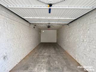 Deze afgesloten en makkelijk toegankelijke garagebox op topligging bevindt zich op wandelafstand van het station aan de achterzijde van de Residentie " San Michele ". <br />Vlotte bereikbaarheid naar de Expressweg, centrum Brugge, ...<br />Uitrusting : automatische sectionale poort, lichtpunt, stopcontact.<br />Afmetingen 6,10 X 2.75 - kantelpoort 2.5 X 2 <br />Voorziening van elektriciteit (auto mag niet opgeladen worden) <br />Meer info op kantoor!<br />