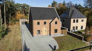 <strong><strong>Hoogwaardig afgewerkte, zeer recente villa in tijdloze pastorijstijl met o.a. 3 à 4 slaapkamers, 2 badkamers, bureauruimte, grote zolderverdieping en bijkomend afzonderlijke atelier- hobby- of garagegruimte achteraan. Het geheel ligt op een perceel van ca. 868m², uitstekend gelegen - centraal, doch rustig - nabij de Wezelse bossen vlakbij het centrum van Mol en Lommel. De woning van bouwjaar 2024 is uiterst energiezuinig (geothermische warmtepomp, zonnepanelen, ventilatie type D, etc.) en werd doorgedreven kwalitatief afgewerkt en ingericht voor eigen bewoning. De woning is overal voorzien van vloerverwarming en vloerkoeling (incl. bovenslaapkamers, excl. zolder). Nabij natuur- en recreatiegebied De Keiheuvel en De Most, scholen, dorpskern Wezel, stadskern Mol en bovendien op wandel- en/of fietafstand van alle voorzieningen (Alma, Spar, etc.) en sportfaciliteiten (padel, tennis, voetbal). EPC-score van 12kWh/m²/jaar (energielabel A). De woning is gelegen nabij Lommel, Postel, Mol en Nederland.<br /><br /></strong></strong><span>Gelijkvloerse verdieping - niveau 0:<br /></span><em><br /></em>Via de inkomhal met gastentoilet en vestiairegedeelte (inbouwkasten), heeft u toegang tot de afzonderlijke bureauruimte (werk- of studieruimte) en de woonkamer. De riante en lichtrijke woonkamer is verdeeld in een zitgedeelte (links), een open leefkeuken (rechts vooraan) en eetkamerdeel (rechts achteraan). De leefruimte op meerlagige kwaliteitstegel is voorzien van vloerverwarming, inbouwspots en wandverlichting. Vanuit deze leefruimte heeft u toegang tot open de keuken met verder toegang tot de bijkeuken / wasplaats. De keuken zelf is luxueus afgewerkt en geïnstalleerd met volgende kwaliteitstoestellen (allen AEG): inductiekookplaat, vaatwas, combi-(microgolf)oven en combi-stoomoven, legio kastruimte en een ruime ijskast. Er is ook een Quooker voorzien (ingebouwd aan/onder de watersteen in het kookeiland).<br /><br />Aan de keuken bevindt zich een open eetkamerlounge met hoge raampartijen en schuifraam met toegang tot het buitenterras.<br /><br />De keuken geeft tot slot toegang tot de wasplaats. Deze ruimte is eveneens volledig voorzien van inbouwkastruimte. Verder bevinden zich in deze ruimte ook alle sanitair-technische installaties (o.a. warmtepompsysteem) en is er plaats voor een extra diepvriezer of berging. <br /><br /><span>Eerste verdieping - niveau 1</span>:<br /><em><br /></em>De vaste trap in de inkomhal leidt tot de eerste verdieping. Hier bevinden zich 3 ruime slaapkamers en 2 uitgeruste badkamers (waarvan 1 met ligbad en inloopdouche en 1 met inloopdouche). De hoofdslaapkamer beschikt over een eigen dressing. 1 slaapkamer doet thans dienst als fitnessruimte.<br /><br /><span>Tweede verdieping - niveau 2</span>:<br /><em><br /></em>De tweede verdieping is eveneens te bereiken via een vaste trap en is nog onafgewerkt. Deze ruimte kan eenvoudig omgevormd worden tot ruime 4e slaapkamer, thuisbioscoop of hobbyruimte.<br /><br /><span>Buitengebeuren</span>:<br /><em><br /></em>De woning heeft een oprit aan de zijkant van de woning (elektriciteitsleidingen voor poortafsluiting zijn aanwezig), er is een garage in het bijgebouw achteraan die evengoed dienst kan doen als extra werkplaats of tuinhuis. Er is verder legio parkeerruimte en de tuin is ruim en onderhoudsvriendelijk aangelegd.<br /><br /><span>Bijzonderheden</span>:<br />- Recente woning (2024), uiterst energiezuinig<br />- EPC van 12 kWh/m²/jaar (label A)<br />- Zonnepanelen en warmtepomp <br />- Vloerverwarming en -koeling (niveau 0 en 1)<br />- Bewoonbare opp.: ca. 300m²<br />- Riante zolder: ca. 60m²<br />- 2 badkamers en 2 afzonderlijke toiletten<br />- Uiterst gunstige ligging op wandelafstand van centrum Wezel<br />- Op wandelafstand van bos en natuurgebied; achterliggend bos