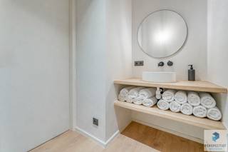 Dit veelzijdige gelijkvloerse appartement kan flexibel worden ingericht als een appartement met één of twee slaapkamers.<br /><br />INDELING: Inkomhal, ruime leefruimte met veel natuurlijke lichtinval en directe toegang tot het terras en de tuin, kitchenette, een slaapkamer (creatie van tweede slaapkamer is mogelijk indien gewenst), badkamer, berging/gang en een apart toilet.<br /><br /><strong>Huurvoorwaarden</strong><br />Huurprijs: € 735/maand<br />Algemene kosten: € 50/maand<br />Beschikbaar vanaf: 01/09/2026 (eventueel vroeger beschikbaar mits akkoord van de verhuurder)<br /><br /><strong>Troeven</strong><br />- Energiezuinig wonen dankzij vloerverwarming – EPC: 49 kWh/m²/jaar<br />- Centrale ligging<br />- Zeer veel natuurlijke lichtinval<br />- Terras en tuin<br /><br /><strong>Ligging</strong><br />- Centraal gelegen, op wandelafstand van het station<br />- Scholen, winkels en andere voorzieningen in de onmiddellijke omgeving<br />- Vlotte verbinding naar Brugge, de Kust en de E40 (afrit Beernem)<br /><br />Disclaimer: De 3D-renderingen die in deze aanbieding worden gepresenteerd, dienen uitsluitend ter illustratie en weergave van het pand. <br /><br /><strong>BEZOEKMOMENT VOLZET | </strong><br />
