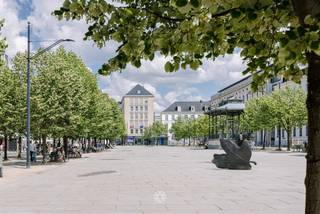 <p><span>GENT - Kouter</span><span>: Ben je op zoek naar een exclusief en authentiek appartement op de gegeerde Kouter in Gent? Dan is dit appartement exact wat je zoekt. </span></p><p><span>De belangrijkste troeven:</span></p><ul><li><span>Topligging aan de gegeerde Kouter, midden in het historisch centrum van Gent</span></li><li><span>Gerenoveerd met behoud van authentieke elementen en karaktervolle uitstraling</span></li><li><span>Ruime en lichtrijke leefruimtes met uniek zicht op de Kouter </span></li><li><span>Praktische indeling met veel wooncomfort</span></li><li><span>Garagebox inbegrepen!</span></li><li><span>Vlotte verbinding naar winkels, horeca, openbaar vervoer en invalswegen</span></li><li><span>Energiezuinig (B) - 161 kWh/(m² jaar)</span></li></ul><p><span>Indeling:</span><span><br />Ruime inkomhal, lichtrijke leefruimte met eetplaats, gastentoilet, bureau / slaapkamer, nieuwe ingerichte keuken, nachthal,  ruime berging incl. aansluiting wasmachine, twee ruime slaapkamers, twee badkamers. <br />Balkon aansluitend op de keuken + balkon aansluitend op de master bedroom. </span></p><p><span>Inclusief kelderberging en privatieve garagebox.</span></p><p><span>Dankzij de renovatie geniet je hier van een perfecte combinatie tussen modern wooncomfort en de authenticiteit van een karaktervol pand.</span></p><p><span>Belangrijke informatie:</span><span><br />Huurprijs: </span><span>2.500 EUR/maand</span><span><br />Provisie gemeenschappelijke kosten + verwarming: </span><span>200 EUR/maand</span><span><br />Beschikbaar vanaf: heden</span></p><p><span>Wonen op de prachtige Kouter ? Vraag dan snel jouw bezoek aan via www.axellenaerts.be!</span></p>