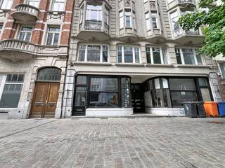 Bruxelles (Quartier Canal/Yser) - Dewaele vous propose ce superbe rez-de-chaussée commercial niché dans un immeuble de caractère datant de 1924...