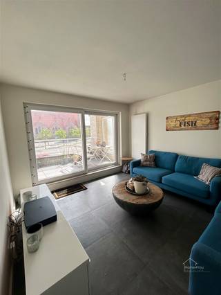 <p><strong>Bemeubeld duplexappartement in hartje Oostende te huur!</strong></p><p>Indeling</p><p>Gelijkvloers: eigen inkomdeur vanuit de gemeenschappelijke inkomhal, met een privatieve trap naar het appartement.</p><p>Eerste verdieping: inkomhal met berging en vestiaire, apart toilet en een zithoek aan de voorzijde. De zithoek geeft uit op een groot terras op het zuiden. Aan de achterzijde ligt een ruime eetkamer met open keuken. De keuken is volledig uitgerust met oven, kookplaat, dampkap, koelkast en voldoende kastruimte.</p><p>Tweede verdieping: nachthal, twee volwaardige slaapkamers (één aan de voorzijde, één aan de achterzijde met ingebouwde kasten), badkamer en een berging met boiler.</p><p>Daarboven bevindt zich nog een zolder voor extra bergruimte en zonnepanelen!</p><p>Troeven:<br />- Groot terras (zuidgericht)<br />- Ruime eetkamer met open, volledig uitgeruste keuken<br />- Twee volwaardige slaapkamers<br />- Alle meters apart<br />- Bemeubeld</p><p>Huurprijs: 1.400 euro per maand (inclusief nutsvoorzieningen). Geen garage of autostaanplaats.</p><p>EPC: 347 kWh/m² per jaar, label D<br />Unieke code: 20240425-0003220785-RES-1</p><p>Interesse of een bezoek plannen? Stuur gerust een bericht.</p>