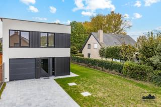 Stap binnen in deze stijlvolle nieuwbouwwoning waar moderne elegantie en kwaliteit samenkomen. Gelegen op een ruim perceel van ongeveer 525 m²...