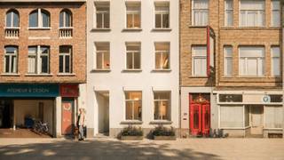 Op amper 100 meter van de hoofdcampus van Thomas More bevindt zich dit volledig vergunde studentenhuis met 9 units, waarvan 7 kamers met eigen sanitair en 2 zelfstandige studio’s. Het gebouw werd tot op de draagstructuur vernieuwd volgens hedendaagse nieuwbouwstandaarden. De werken bevinden zich momenteel in de laatste fase.<br /><br />Het pand is verdeeld over vijf niveaus en beschikt naast de 9 verhuureenheden over een aangename gemeenschappelijke leefruimte met keuken en rechtstreekse toegang tot de tuin. Bij de volledige vernieuwing werd bijzondere aandacht besteed aan isolatie, ventilatie, regenwaterrecuperatie, groendaken en brandveiligheid, conform de actuele normen voor studentenhuisvesting.<br /><br />De ligging aan de Zandpoortvest is bijzonder interessant: Thomas More Campus De Vest ligt op amper 100 meter, terwijl ook het centrum, het station, winkels en horeca vlot bereikbaar zijn.<br /><br />Een belangrijke extra troef voor investeerders is de huurgarantie gedurende drie jaar. De verkoper garandeert gedurende deze periode de huurinkomsten, waardoor je vanaf dag één geniet van een gegarandeerde huuropbrengst. Een bijzonder interessante combinatie van een topligging, 9 vergunde verhuureenheden, een volledig vernieuwd gebouw en gegarandeerde huurinkomsten.<br /><br />Interesse? Contacteer ons voor meer informatie over de huurinkomsten, grondplannen of een bezoek ter plaatse.