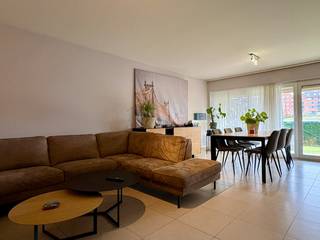 Gelijkvloers appartement met tuin, 2 slaapkamers en een staanplaats!Dit verzorgde gelijkvloers appartement beschikt over een aangenaam terras en een...