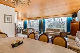 <p><span><span>Op de vierde verdieping van een verzorgd gebouw bevindt zich dit ruim en licht appartement met prachtig uitzicht over het Stadspark. De leefruimte heeft brede raampartijen en directe toegang tot het balkon.Aansluitend ligt de </span><strong>gemoderniseerde keuken</strong><span>, eveneens met toegang tot het balkon, ingericht als </span><strong>kosjere keuken</strong><span> met </span><strong>twee spoelbakken en twee afzonderlijke werkbladen</strong><span>.</span></span></p><p><span><span>Aan de rustige achterzijde bevinden zich drie volwaardige slaapkamers met toegang tot het terras. De master heeft een en-suite badkamer; de overige kamers delen een tweede douchekamer.Het appartement vraagt nog modernisering van sanitair en afwerking, maar biedt een royale indeling en veel potentieel op een toplocatie.</span></span></p><p><span><span>Verder aanwezig: aparte wasplaats/berging, privatieve kelder, airco, automatische zonwering vooraan en rolluiken achteraan. Er bestaat bovendien de mogelijkheid om een autostaanplaats aan te kopen voor 35.000euro.</span></span></p><p><span><span>EPC: label C – certificaatnummer 20240729-0003325509-RES-1.</span></span></p><p><span><strong>Troeven</strong></span></p><ul><li><span><span>Uniek uitzicht op Stadspark</span></span></li><li><span><span>Ruime leefruimte met balkon</span></span></li><li><span><span>Moderne kosjere keuken met dubbele spoelbakken &amp; werkbladen</span></span></li><li><span><span>3 slaapkamers en tweede terras</span></span></li><li><span><span>Airco, zonwering en kelderberging</span></span></li><li><span><span>Veel potentieel na verdere modernisering</span></span></li></ul><p><span><strong>Interesse?</strong></span><br /><span><span>Contacteer ons via michael@vastpuntgoed.be of 03 326 95 40.</span></span></p>