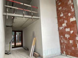 Gelegen op Oude leeuwenrui 42 nieuw pand van +/- 70 m² zeer geschikt als winkel ,kantoor of praktijk voorzien van hoge plafonds en mezzanine zeer goede lichtinval door de grote ramen voor en achter huurprijs 2500 €
Apart te huur een achterste afgescheiden grote ruimte van +/-240 m² zeer geschikt voor groothandel kleding of andere bestemmingen deze ruimte is te bereiken via de inkomhal
Deze ruimte is voorzien van een grote glas -gevel de ruimte is nog voorzien van de originele balken dat aan de ruimte een extra sfeer verleent huurprijs 5.000 €
Beide ruimten staan nog casco !!!