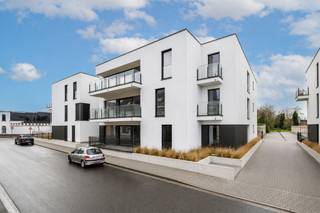 <p>In de eigentijdse en kleinschalige Residentie Carpe Diem wordt dit<span> </span><strong>ruime gelijkvloerse appartement van 152 m²</strong><span> </span>aangeboden. Het appartement combineert comfort, functionaliteit en kwaliteit met een doordachte indeling die afgestemd is op hedendaags wonen.</p>
<p>Via de inkomhal met vestiaire- en gastentoilet bereikt u de lichtrijke en ruime leefruimte, die naadloos aansluit op het terras. De voorziene keukenruimte sluit logisch aan op de leefruimte en beschikt over een aansluitende berging, ideaal voor het inrichten van een bijkeuken.</p>
<p>Aan de rustige achterzijde bevinden zich 3 volwaardige slaapkamers en een badkamer met ligbad, inloopdouche en dubbele lavabo.<br />De afwerking is kwalitatief en tijdloos, en biedt<span> </span><strong>ruimte voor een persoonlijke invulling qua inrichting en afwerking.</strong></p>
<h4>Indeling en troeven:</h4>
<p>✅<span> </span>152 m² bewoonbare oppervlakte op het gelijkvloers<br />✅<span> </span><strong>Lichtrijke leefruimte met directe toegang tot het terras</strong><br />✅ Keukenruimte met<span> </span><strong>aparte keukenberging of mogelijkheid tot bijkeuken</strong><br />✅<span> </span><strong>3 volwaardige slaapkamers</strong><br />✅<strong><span> </span>Badkamer met ligbad, inloopdouche en dubbele lavabo</strong><br />✅ 2 aparte toiletten (gastentoilet en nachthal)<br />✅ Praktische,<span> </span><strong>aparte wasplaats/technische berging</strong><br />✅ <strong>Ruim privéterras</strong><br />✅<strong><span> </span>Kelderberging van inbegrepen</strong></p>
<h4>Comfort en energie:</h4>
<p>✅ Energiezuinige constructie met ventilatiesysteem<br />✅ Centrale verwarming op gas<br />✅ Dubbele beglazing en goede isolatie<br />✅ Mogelijkheid tot aankoop van een garage of autostaanplaats</p>
<p>Dit appartement biedt u een<span> </span><strong>kwalitatieve woonoplossing met ruimte voor eigen keuzes</strong>, in een rustige, doch vlot bereikbare omgeving.</p>
<p>Interesse of graag een bezoek ter plaatse? Neem gerust contact met ons op.<br /><br /><em>(Vraagprijs is excl. btw. Foto's met meubels zijn van het modelappartement)</em></p>