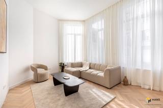 <p><span>De woning bevindt zich op dé locatie bij uitstek voor wie houdt van het bruisende stadsleven. Je woont hier op een boogscheut van zowel de Marnixplaats als het Mechelseplein, met het Zuid op wandelafstand en het historische centrum binnen handbereik. Ook qua mobiliteit zit je goed: een vlotte verbinding met het openbaar vervoer, verschillende velo-stations in de buurt en met de wagen sta je in enkele minuten op de snelweg. Bovendien geeft de woning uit op een rustig en gezellig pleintje, waardoor het ontbreken van een terras ruimschoots gecompenseerd wordt. Kortom: een absolute toplocatie voor de stadsmus die graag leeft, beweegt en profiteert van een uitstekende bereikbaarheid!</span></p><p><span> </span></p><p><span>De stadswoning werd het afgelopen jaar volledig gerenoveerd en daarbij werden kosten noch moeite gespaard. Elke ruimte is tot in de puntjes afgewerkt met hoogwaardige materialen, waardoor je hier geniet van hedendaags wooncomfort in een stijlvol jasje. Dankzij de grondige aanpak — een nieuw en geïsoleerd dak, vernieuwde elektriciteit, nieuwe leidingen, een modern ventilatiesysteem, een hoogrendementsketel, nieuwe binnendeuren én zorgvuldig afgewerkte muren in gyproc of bepleistering — behaalt de woning een uiterst gunstige EPC-score. Alles is hier piekfijn in orde zodat jij enkel nog je verhuisdozen hoeft uit te pakken. Een zorgeloze start in een woning die aanvoelt als nieuw? Dit is jouw kans!</span></p><p><span> </span></p><p><span>Je komt binnen via de inkom-/traphal met op het uiteinde een apart gastentoilet en handige berging. Links betreed je de lichtrijke leefruimte met open keuken – een warme, uitnodigende plek dankzij de eiken visgraatparket en de hoge plafonds die het ruimtegevoel versterken. De keuken is een absolute eyecatcher en combineert esthetiek met functionaliteit: een keramisch werkblad met bijpassende spoelbak, kookvuur met geïntegreerde dampkap, ingebouwde vaatwasser, koelkast, vriezer, oven én combi-oven. Aansluitend bevindt zich nog een extra berging, ideaal voor voorraad of keukenapparatuur.</span></p><p><span> </span></p><p><span>Op de eerste verdieping liggen twee slaapkamers, waarvan de grootste een luxeaccent kreeg met een vrijstaand solid surface bad. Op deze etage vind je ook een extra berging en een stijlvolle badkamer met toilet, lavabomeubel, inloopdouche, handdoekdroger en kraanwerk in gun metal</span></p><p><span> </span></p><p><span>De bovenverdieping herbergt nog twee kamers en een tweede, even kwalitatief afgewerkte badkamer met douche, lavabo en toilet. Tot slot beschikt het pand ook nog over een kelder.</span></p><p><span> </span></p><p><span>Ben jij op zoek naar een volledig vernieuwde stadswoning met hoogwaardige afwerking en eigentijdse luxe? Mis deze kans niet! Bewoonbare opp. 222 m² ref.: bruto vloeropp. Voor meer info of een gratis schatting surf naar </span><span><span>www.hansimmo.be</span></span></p><p><span> </span></p>