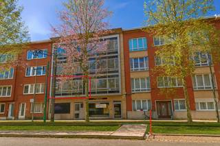 Volledig gerenoveerd en luxueus appartement met riant terras op de eerste verdieping op wandelafstand van het Te Boelaerpark! Bestaande uit:...