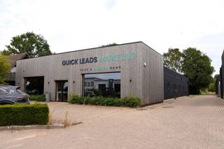 Deze veelzijdige kantoorruimte in de Spijker 55 in Essen is perfect gelegen voor maximale zichtbaarheid en bereikbaarheid. De ruimte beschikt over een uitnodigende etalage aan de voorzijde, ideaal voor product presentatie of branding. Binnenin vind je een toonzaal en meerdere afzonderlijke kantoren, die flexibel ingedeeld kunnen worden, evenals een volledig uitgeruste keuken. Met de parking vooraan is er altijd voldoende plaats voor klanten en medewerkers. Dankzij de uitstekende ligging is dit een ideale vestigingsplek voor uw bedrijf. Huurprijs €1.823,00 (Excl. BTW) voor de burelen en €1.215,00 (Incl. BTW) voor de opslagruimte. In totaal €3.420,83. EPC label X. Dak + buitengevel geïsoleerd, nieuwe ramen en airco's.<br /><br />EPC label X:<br />Het energielabel voor niet-residentiële eenheden is gebaseerd op de gemeten hoeveelheid hernieuwbaar energiegebruik en restwarmtegebruik ten opzichte van het totale energiegebruik. Voor deze eenheid werd geen gebruik van hernieuwbare energie of restwarmte opgemeten, het label kan dus niet bepaald worden. Om in de toekomst een minimaal label te halen, zal u moeten investeren in hernieuwbare technieken of recuperatie van restwarmte of het opmeten van deze installaties. Uw energiedeskundige kan u hierover adviseren. In afwachting van het energielabel geeft de energiescore (p. 3) een indicatie van de theoretische prestatie van de eenheid (schil en installaties).