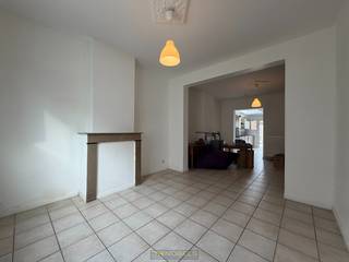 Gelegen in een RUSTIGE STRAAT met vlotte verbinding naar het CENTRUM van Ronse en de omliggende natuur, is dit de ideale plek voor gezinnen of...