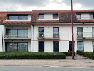 Dit aangename leefappartement (90 m² bewoonbare oppervlakte) is ingedeeld als volgt:<br />inkom - woonkamer met open keuken - 2 slaapkamers - badkamer - washoek - apart toilet.<br />Bijkomend aanwezig: ruim én zuidgeoriënteerd terras achteraan en terras vooraan. <br /><br />Deze woonentiteit is gelegen op wandelafstand van o.a. winkel (Spar), bakker (Aernoudt), frituur en apotheek, ...<br />Daarnaast is ook een vlotte verbinding met auto/bus/trein richting Oudenaarde en Gent gegarandeerd.<br /><br />U kan ondergronds binnenrijden, waar u een eigen privé parkeerplaats (staanplaats 17) ter beschikking heeft. Bijkomend beschikt u ook over een extra kelderberging (berging 11). <br /><br />De provisie kosten bedragen €70 per maand.<br /><br />Kortom: praktisch wonen in Asper!