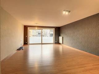 L'appartement est situé au deuxième étage de la résidence « Truda ». Grâce à son emplacement central, vous pouvez facilement rejoindre l'E40 et...