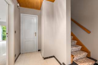 <p>Ruime woning met inpandige garage op een groot perceel van 812 m², gelegen in een rustige, doodlopende straat in Gavere.<br />Veel leefruimte, een uitstekend EPC en een buitenruimte waar u zich helemaal kunt laten gaan.<br />Het perceel biedt volop plaats voor een tuin, terras, moestuin of speelruimte voor de kinderen.</p><p>De woning biedt 160 m² bewoonbare oppervlakte. Op het gelijkvloers vindt u een ruime inkomhal met een gastentoilet, <br />de ruime woonkamer met veel lichtinval, de keuken met veel mogelijkheden en de inpandige garage die u een extra plaats biedt voor uw wagen en extra berging of werkruimte. Het verdiep is verdeeld over 4 ruime kamers en een ruimte die voorzien is voor de installatie voor een badkamer. De leidingen liggen reeds aangesloten, maar een nieuwe badkamer dient nog geïnstalleerd te worden.<br />Deze indeling geeft u alle vrijheid: slaapkamers, bureau, hobbyruimte of speelkamer, het kan allemaal.<br />De grote inpandige garage biedt plaats voor uw wagen en extra berging of werkruimte.</p><p>Ook op het vlak van energie en comfort scoort de woning:<br />EPC-label B 185 kWh/(m²jaar), 16 zonnepanelen, dubbele beglazing in het hele huis en elektrische rolluiken voor gemak en privacy.</p><p>De ligging is uitzonderlijk: aan het einde van een doodlopende straat, zonder doorgaand verkeer, met een groen park als uitzicht. Ideaal voor gezinnen, wandelaars en iedereen die houdt van rust.</p><p>Voornaamste troeven:<br />✔ Doodlopende straat aan een groen park<br />✔ Groot perceel van 812 m²<br />✔ 160 m² bewoonbare oppervlakte<br />✔ 4 ruime kamers<br />✔ Inpandige garage<br />✔ EPC-label B<br />✔ 16 zonnepanelen<br />✔ Dubbele beglazing en elektrische rolluiken<br />✔ Ideaal voor gezinnen en rustzoekers</p><p>Een woning met ruimte, rust en een uitstekende energiescore, klaar om uw eigen stempel op te drukken.<br />Kom het zelf ontdekken en laat u verrassen!</p><p>Contacteer Idriss vandaag nog voor meer informatie of om een bezoek in te plannen.<br />Mobiel : 0487 178 314 of via mail : idriss@vastgoeddevos.be</p>