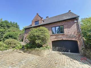 TREVI BRABANT offers you this recently refurbished villa of ±211m² near Schaveys Park and all amenities (shops, Uccle-Calevoet station,...