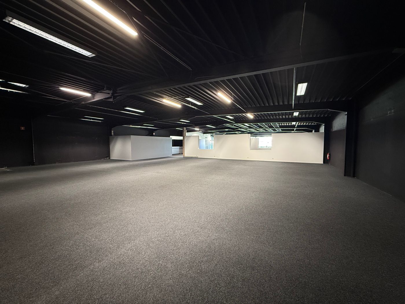 BEDRIJFSGEBOUW BESTAAND UIT SHOWROOM/KANTOOR MET MAGAZIJN - foto 4